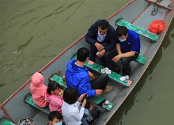 Hà Nội xử phạt du khách chơi bài trên đò ở chùa Hương