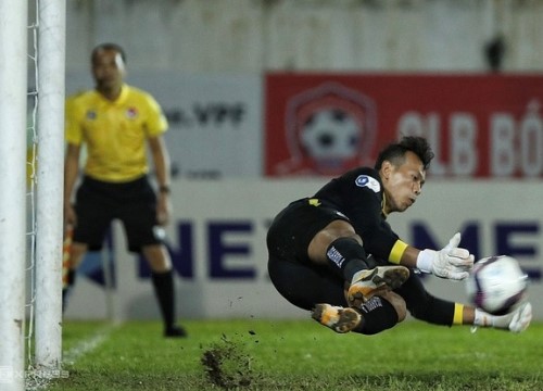 Tấn Trường bắt bài ngoại binh đá 11 mét của Hải Phòng