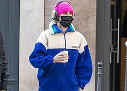 Justin Bieber vừa đi dạo vừa nghe nhạc trên đường phố Paris