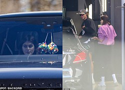 Kaia Gerber vui vẻ hát trên ô tô khi đi chơi cùng bạn trai