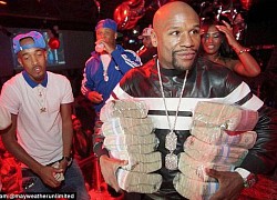 Không thèm tập luyện để chuẩn bị thượng đài, Floyd Mayweather vung tiền đi du hí ăn tôm hùm, xem người mẫu "múa dây"