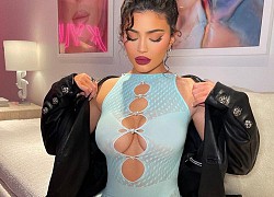 Kylie Jenner mặc đồ mỏng tang, cắt khoét lộ vòng một &#8216;bốc lửa&#8217;