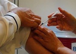 Một người Hong Kong liệt mặt sau khi tiêm vaccine của Trung Quốc