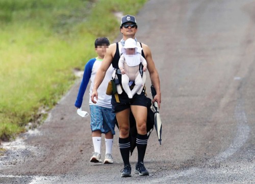 Orlando Bloom đưa hai con đi dạo ở Hawaii