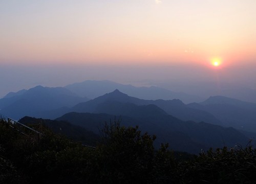 Săn mây trên đỉnh núi hơn 2.400 m