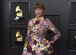 Thảm đỏ Grammy 2021: Người không nội y táo bạo, kẻ mặc váy xương người