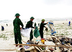 Tuổi trẻ BĐBP Quảng Bình chung tay làm sạch biển, bảo vệ môi trường