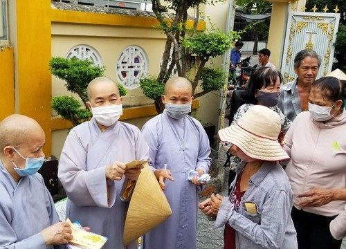 Chùa Sắc Tứ Huệ Lâm tặng quà cho người nghèo