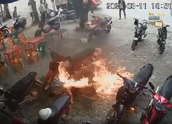 Clip: Đang ngồi chơi thì xe máy bất ngờ bốc cháy, nam thanh niên nhanh nhảu dập lửa nhưng lại gây cháy lan sang xe khác vì hành động dại dột này