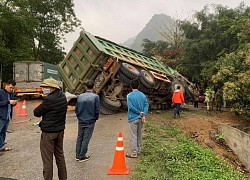 Hòa Bình: Ô ô khách tông xe tải, 3 người chết, 1 người cấp cứu