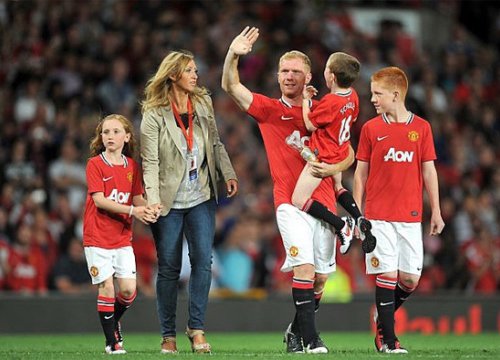 Paul Scholes vẽ tranh tặng con trai bị tự kỷ