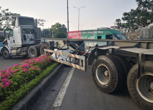 Tai nạn liên hoàn trên Quốc lộ 51, xe đầu kéo vắt qua dải phân cách