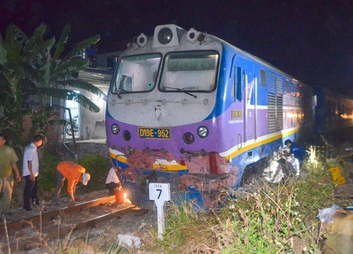 Tàu hỏa tông, kéo lê xe container hàng chục mét