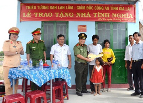 Trao 5 căn nhà tình nghĩa, người có công cho gia đình có hoàn cảnh khó khăn