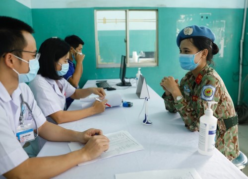 Y bác sĩ lực lượng hòa bình tiêm vaccine Covid-19