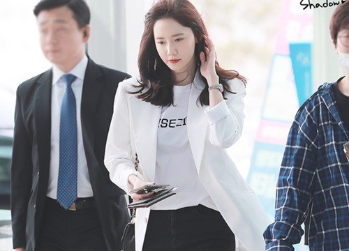 Yoona (SNSD) chính là tấm gương lên đồ công sở, diện đồ vừa thanh lịch lại trẻ trung, nổi bật