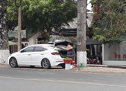 Bà chủ hàng trái cây dạo "cực gắt", lái ô tô nhưng bình thản mở cốp xe bày hàng xoài trên vỉa hè ngồi bán