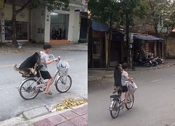 Clip cute là đây: Cậu bé chở cún cưng dạo phố trên chiếc xe đạp, sợ 'boss' rơi lại cõng luôn lên vai