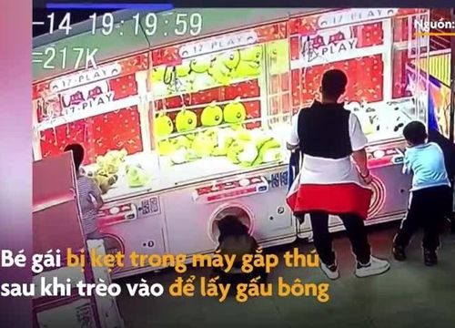 Cứu bé gái bị kẹt trong máy gắp thú ở Trung Quốc