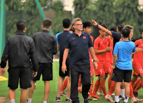 HLV Troussier: 'Tôi ấn tượng với 2 cầu thủ U18 Việt Nam'