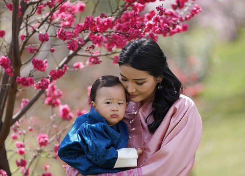 Khoe ảnh gia đình đẹp ngất ngây nhân dịp con trai út tròn 1 tuổi, Hoàng hậu Bhutan lại khiến vạn người mê đắm bởi nhan sắc lên hương