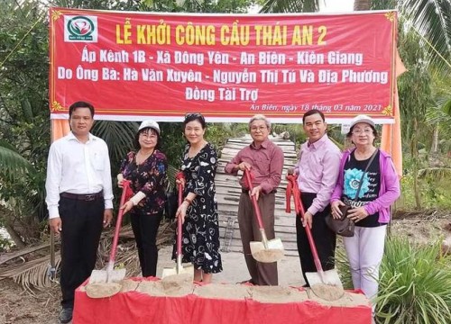 Khởi công 2 cây cầu nông thôn và tặng quà cho học sinh