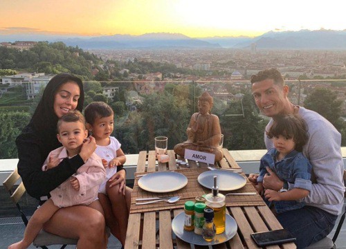 Kiếm tiền khủng nhất làng bóng đá, Ronaldo - Messi sống ngập trong xa hoa