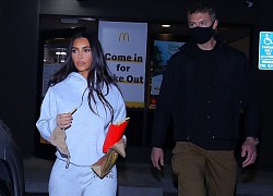 Kim Kardashian trang điểm lạ mắt khi ra phố lúc tối muộn