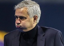 Mourinho vào phòng thay đồ chúc mừng đối thủ