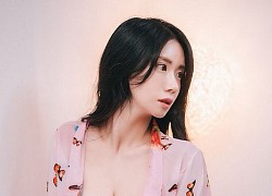 Nằm chơi điện thoại vô tình để lộ phần lớn vòng một gợi cảm, nàng hot girl bỗng chốc trở nên nổi tiếng