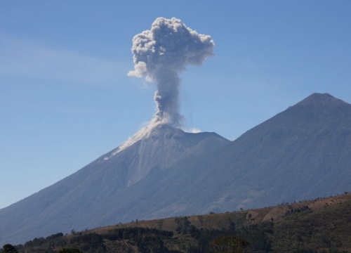 Núi lửa Fuego ở Guatemala phun trào mạnh