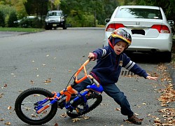 Tình huống &#8220;dở khóc dở cười&#8221;: Xe đạp gãy đôi, cậu bé hoang mang nhìn chướng ngại vật trên đường