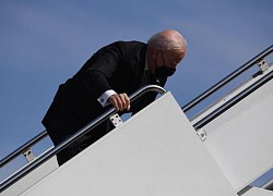 Tổng thống Biden vấp ngã 3 lần khi bước lên Air Force One