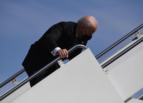 Tổng thống Biden vấp ngã 3 lần khi bước lên Air Force One