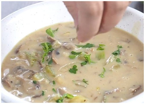 Tranh thủ đợt lạnh cuối cùng của mùa đông, làm ngay món soup thơm ngon nóng hổi này để xì xụp cho đã!