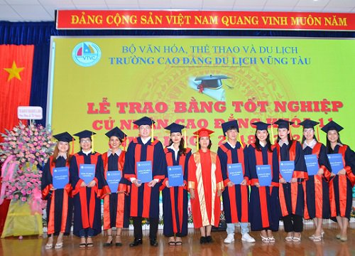 Trao bằng tốt nghiệp cho 167 SV