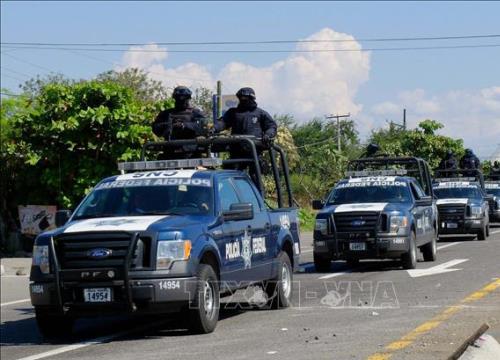 Mexico: Truy lùng thủ phạm tấn công đoàn xe cảnh sát khiến 13 người thiệt mạng