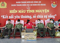 200 CBCS Cục An ninh đối ngoại hiến máu vì đồng đội thân yêu