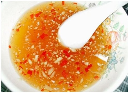 Chỉ cách pha nước mắm tỏi ớt ngon tuyệt cú mèo, ăn 1 lần sẽ nhớ mãi