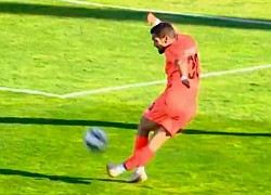 Cú rabona bay qua đầu hậu vệ đi vào lưới