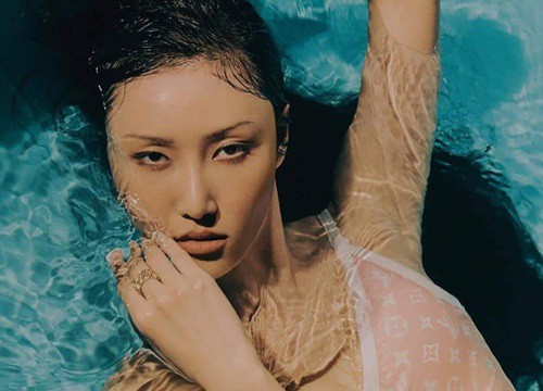 Hwasa gợi cảm khi mặc đồ bơi Louis Vuitton