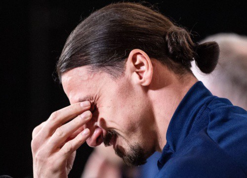 Ibrahimovic khóc trong buổi họp báo