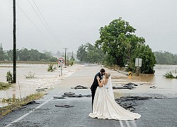 Không đến được đám cưới vì lũ, cô dâu lên mạng cầu cứu và cái kết không ai ngờ