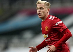 MU 'hy sinh' Van de Beek để có hậu vệ Dortmund