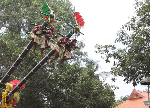 Nghi lễ 'dâng' đàn ông và trẻ sơ sinh lên trời ở Ấn Độ