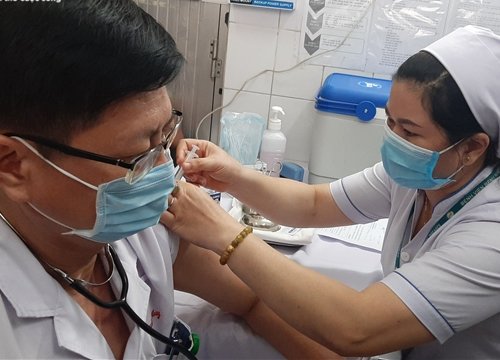 TP.HCM bắt đầu chiến dịch tiêm vaccine COVID-19 cho 8.000 nhân viên chống dịch