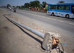 Trụ đèn gãy gây nguy hiểm cho người dân