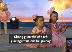 Bé gái ngủ gật khi đang diễn trên sâu khấu