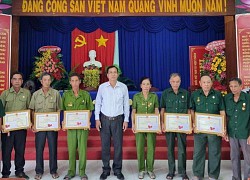 Cà Mau: Khen thưởng kịp thời tổ cựu binh trích lương hưu tự nguyện vá đường