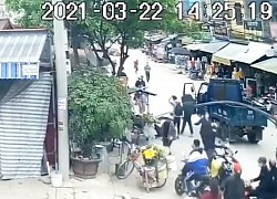 Clip: Hiện trường kinh hoàng vụ thanh sắt dài trên xe tải móc trúng người đi đường, kéo nạn nhân từ xe máy xuống đất